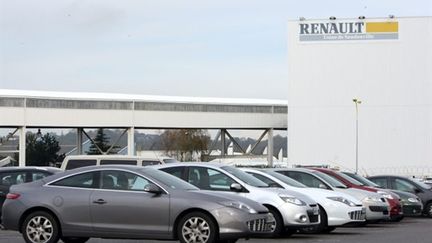 Des véhicules Renault sur un parking de l'usine de Sandouville (Seine-Maritime) (AFP - KENZO TRIBOUILLARD)