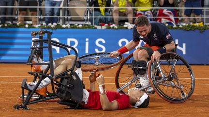 Tokito Oda en tombe à la renverse. Après son succès en finale du tournoi de tennis fauteuil, le Japonais se laisse aller à une célébration bien connue porte d'Auteuil, à Roland-Garros, le 7 septembre 2024. (LILLIE YAZDI / AFP)