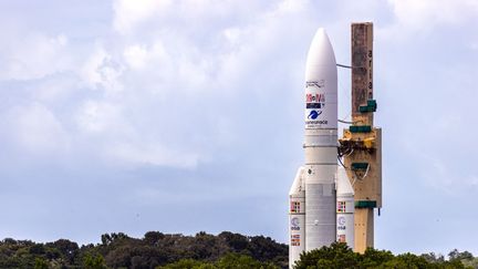 La fusée Ariane 5 au Centre spatial guyanais à Kourou, en Guyane, le 3 juillet 2023. (JODY AMIET / AFP)