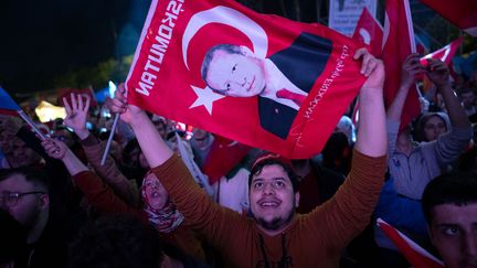 La liesse des partisans du président réélu, Recep Tayyip Erdoğan, le 28 mai 2023. (YASIN AKGUL / AFP)