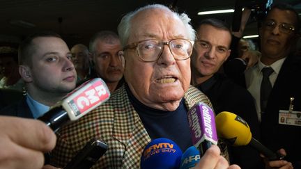 Le pr&eacute;sident d'honneur du Front national, Jean-Marie Le Pen, &agrave; Carpentras (Vaucluse), le 29 mars 2015. (BERTRAND LANGLOIS / AFP)