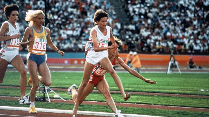 Zola Budd dispute pieds nus la finale du 3 000 m aux JO de Los Angeles de 1984. Mary Decker, favorite am&eacute;ricaine de l'&eacute;preuve, chute apr&egrave;s une collision avec la Britannique. (CHICAGO/LANGER/SIPA / SIPA)