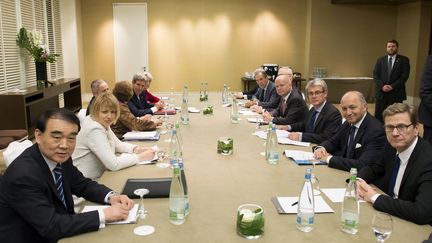 Les n&eacute;gociateurs des pourparlers sur le nucl&eacute;aire iranien, le 09 novembre 2013 &agrave; Gen&egrave;ve. (JEAN-CHRISTOPHE BOTT / AFP)