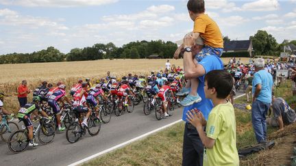 Des spectateurs suivent la troisi&egrave;me &eacute;tape du Tour de France, le 6 juillet 2015, &agrave; Tienen (Belgique). (THIERRY ROGE / BELGA MAG / AFP)