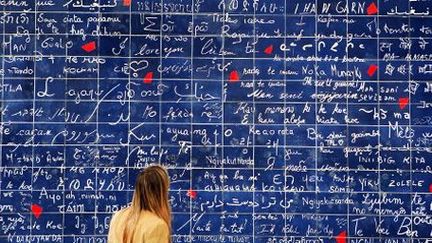 Square de la place des Abbesses à Paris, le mur des «Je t'aime», œuvre de Frédéric Barton et Claire Kito. Laquelle décline «Je t'aime» en 250 langues sur 612 carreaux de lave émaillée (10-7-2006). (AFP - Hemis.fr - Bertrand Gardel)