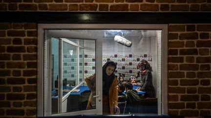 Radio Begum dispense des cours par la radio à destination des jeunes Afghanes.&nbsp;&nbsp; (HECTOR RETAMAL / AFP)