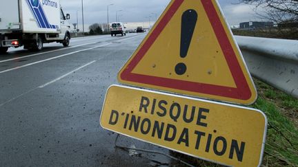 Un panneau pr&eacute;venant un risque d'inondation sur une route &agrave; Lille (Nord). (MAXPPP)