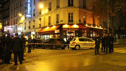 Tout le quartier entourant le salon de coiffure o&ugrave; Yves, le g&eacute;rant &acirc;g&eacute; de 64 ans, a &eacute;t&eacute; pris en otage par deux braqueurs de bijouterie, a &eacute;t&eacute; boucl&eacute; par la police,&nbsp;mardi 25 novembre. (ONUR USTA / ANADOLU AGENCY / AFP)