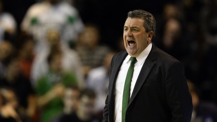 Pascal Donnadieu et sa cravate verte, le 6 d&eacute;cembre 2013, lors du match Nanterre-Barcelone, &agrave; Paris. (FRANCK FIFE / AFP)