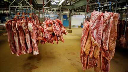 Des carcasses dans un abattoir, en juillet 2018. (Photo d'illustration) (CHARLY TRIBALLEAU / AFP)