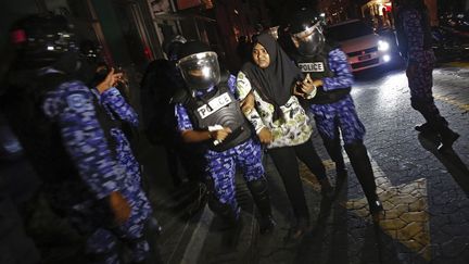 Les Maldives, ce ne sont pas que des plages de sable blanc et des eaux turquoises. C'est aussi une capitale, Mal&eacute;, o&ugrave; des manifestants protestent contre le remplacement de leur pr&eacute;sident, le 31 ao&ucirc;t 2012. (ADNAN ABIDI / REUTERS)