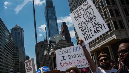 Des partisans de Bernie Sanders brandissent une pancarte à Philadelphie (Etats-Unis) le 24 juillet 2016, à la veille de la convention du parti démocrate. (NICHOLAS KAMM / AFP)