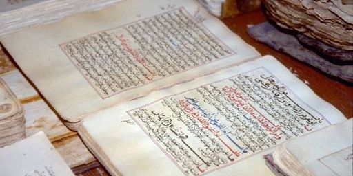 Anciens manuscrits de Tombouctou, exposés à la bibliothèque de la ville (1-1-1997) (AFP PHOTO - UN PHOTO)