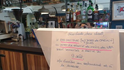 Plusieurs restaurateurs ont anticipé l'arrivée du pass sanitaire pour prévenir leurs clients et éviter les mauvaises surprises, comme à Bayonne le 5 août 2021. (STÉPHANE GARCIA / FRANCE-BLEU PAYS BASQUE)