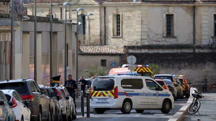 Des policiers près du tribunal de Montpellier (Hérault), le 20 février 2024. (PASCAL GUYOT / AFP)