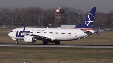 Un Boeig 737 Max de Polish Airlines s'apprête à décoller de l'aéroport de Dusseldorf, en Allemagne, le 27 février 2019. (NICOLAS ECONOMOU / NURPHOTO)