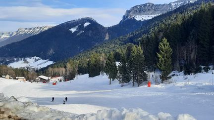 Malgré un enneigement de plus en plus aléatoire, de petites stations du massif de la Chartreuse fonctionnent grâce à des bénévoles et évitent la fermeture.