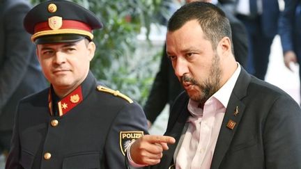 Le ministre italien de l'Intérieur, Matteo Salvini, à son départ pour Vienne, le 14 septembre 2018, pour participer à une conférence des ministres de l'Intérieur et de l'UE sur la sécurité et les migrations.  (HANS PUNZ/APA/AFP)