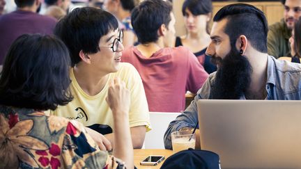 "Si vous êtes plus connectés avec des gens, vous vous sentez plus satisfait de votre boulot et vous faites un meilleur travail", observe l'étude américaine. (ERIC AUDRAS / MAXPPP)