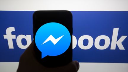 Les conversations de certains usagers de l'application Messenger ont été retranscrites, reconnaît Facebook. (ALEXANDER POHL / AFP)