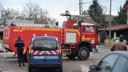 Les pompiers et la gendarmerie arrivent &agrave; proximit&eacute; des lieux du crash d'avion &agrave; Saint-Geoirs, le 5 janvier 2013. (JEAN-PIERRE CLATOT / AFP)