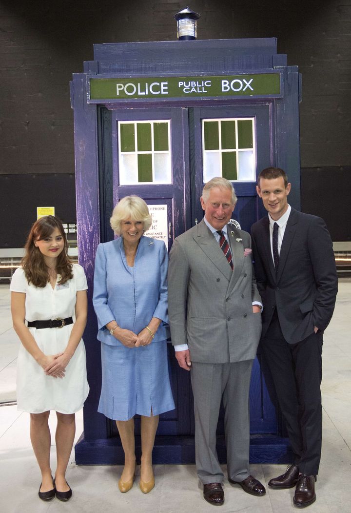 Camilla et le prince Charles, en visite dans les studios de la BBC, posent avec deux acteurs de la s&eacute;rie "Dr Who", Jenna Louise Coleman et Matt Smith, &agrave; Cardiff (Royaume-Uni), le 3 juillet 2013. (REX/SIPA)