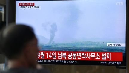 Un écran de télévision à Séoul (Corée du Sud) montre des images de l'explosion du poste de liaison intercoréen à Kaesong (Corée du Nord), le 16 juin 2020. (JUNG YEON-JE / AFP)