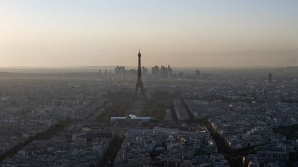 Une vue aérienne de Paris avec un voile de pollution, depuis la tour Montparnasse, le 13 août 2021. (SANDRINE MARTY / HANS LUCAS / AFP)