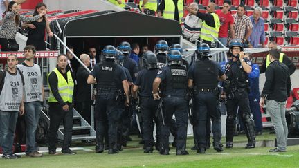 Des policiers sur la pelouse de l'Alliazn Riviera, le 18 octobre &agrave; Nice (Alpes-Maritimes). (JEAN CHRISTOPHE MAGNENET / AFP)