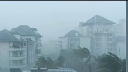 L'île de La Réunion a été rétrogradée en alerte rouge, lundi 15 janvier, alors que l'œil du cyclone Belal est passé.