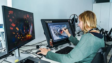 Une femme dessine sur écran sur le jeu "Mario + Les Lapins Crétins : Sparks of Hope" au siège d'Ubisoft à Milan (Italie), le 7 octobre 2022. (PIERO CRUCIATTI / AFP)