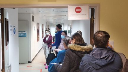 Les premières injections du vaccin AstraZeneca au centre hospitalier André-Mignot à Versailles (Yvelines), le 7 février 2021. (ERIC AUDRA / RADIO FRANCE)