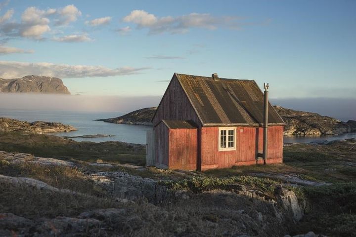 La seule maison située à Saqqaq a été construite par un particulier après l'abandon de la colonie. Elle est utilisée comme une maison d'été et une cabine de chasse.
 (Jens Fog Jensen/Unesco)