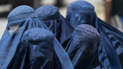 Des femmes qui portent la&nbsp;burqa obligatoire dans la périphérie de Kaboul, en août 2022.&nbsp; (WAKIL KOHSAR / AFP)