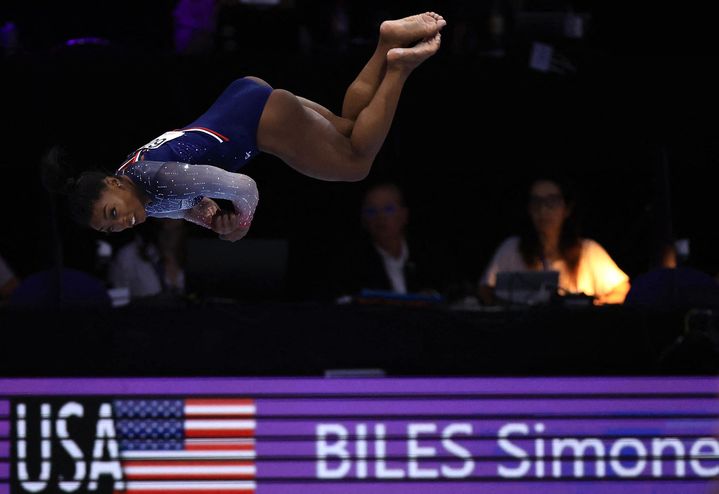 La grande star de la gymnastique mondiale, Simone Biles, lors des championnats du monde à Anvers, le 4 octobre 2023. (TAKUYA MATSUMOTO / AFP)