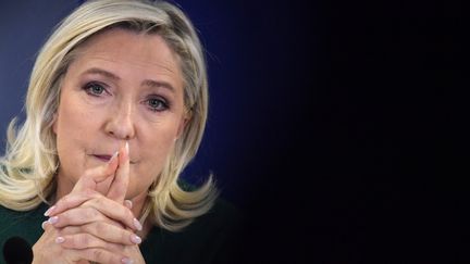 La candidate du RN Marine Le Pen lors d'une conférence de presse à Paris,&nbsp;le 2 décembre 2021. (JULIEN DE ROSA / AFP)