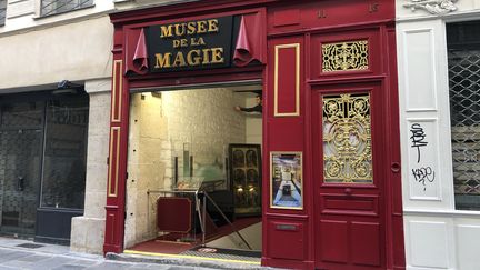 Façade du Musée de la Magie, au 11 rue Saint Paul, dans le quartier parisien du Marais. (NISRINE MANAI / FRANCEINFO CULTURE)