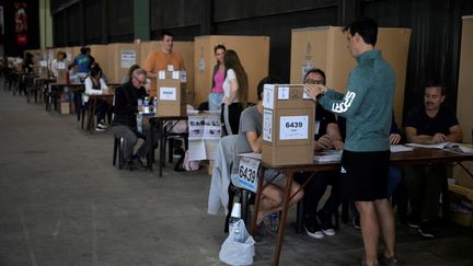 A man votes at a polling station in Buenos Aires (Argentina), November 19, 2023, for the second round of the presidential election.  (JUAN MABROMATA / AFP)