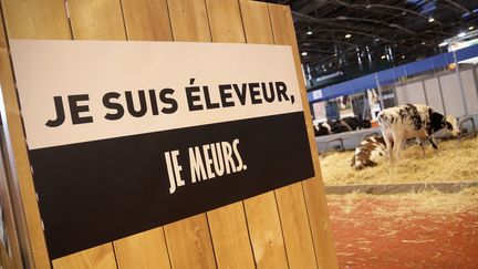 Pour rappeler leur mal-être aux visiteurs, des éleveurs avaient affiché ce type de messages dans les allées du Salon de l'agriculture, le 26 février 2016.&nbsp; (MAXPPP)