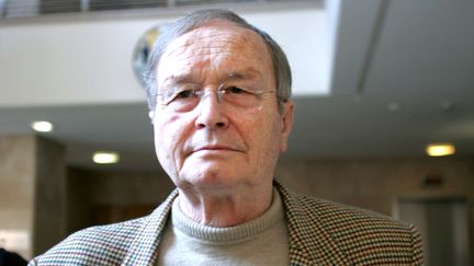 Maurice Agnelet sort de la cour d'assises des Bouches-du-Rh&ocirc;ne &agrave; Aix-en-Provence, le 11 octobre 2007. (MICHEL GANGNE / AFP)