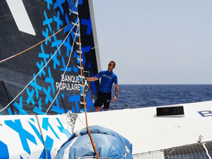 Le navigateur Armel Le Cléac'h sur son maxi-trimaran dans les Antilles, en mai 2022. (JÉROME VAL / RADIO FRANCE)