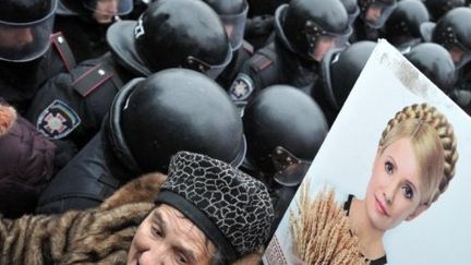 Des heurts ont éclaté le 14 décembre 2011 entre la police et des partisans de Mme Timochenko devant le tribunal de Kiev. (SERGEI SUPINSKY / AFP)