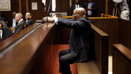 Le 30 novembre 2018, l'ancien président sud-africain Jacob Zuma comparaissait libre devant le tribunal de Pietermaritzburg, poursuivi pour corruption, notamment dans une ancienne affaire de ventes d'armes. Le juge a reporté l'audience, à laquelle devra se présenter M. Zuma, au mois de mai 2019 (ROGAN WARD / X02832)