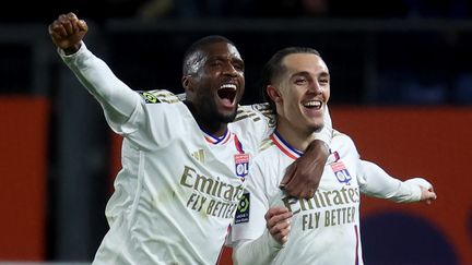 Clinton Mata et Maxence Caqueret lors de la victoire lyonnaise à Montpellier, le 11 février 2024. (PASCAL GUYOT / AFP)