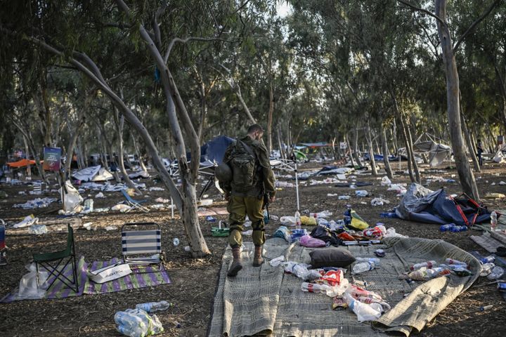 Un soldat israélien patrouille sur le site du festival Tribe of Nova, près du kibboutz de Be'eri, le 12 octobre 2023. (ARIS MESSINIS / AFP)