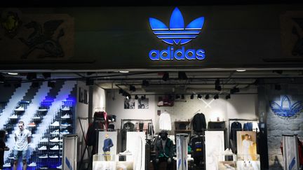 Cette boutique Adidas dans un grand centre commercial de Moscou va fermer ses portes après la décision, le 8 mars 2022, de la firme allemande de geler provisoirement ses activités en Russie, à la suite de la guerre en Ukraine. (EVGENY BIYATOV / SPUTNIK)