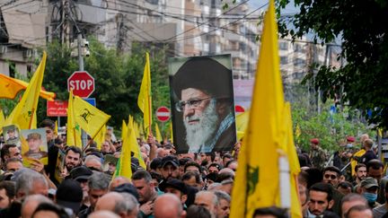 Des partisans du Hezbollah suivent les cercueils lors des funérailles d'Ibrahim Aqil, le commandant des forces Radwan du Hezbollah. (COURTNEY BONNEAU / MIDDLE EAST IMAGES)