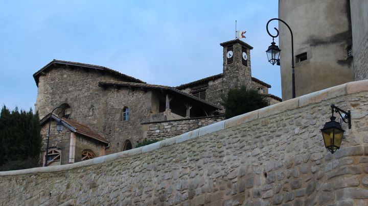 La place centrale d'Alixan (Dr&ocirc;me), le 11 d&eacute;cembre 2014. (MATHIEU DEHLINGER / FRANCETV INFO)