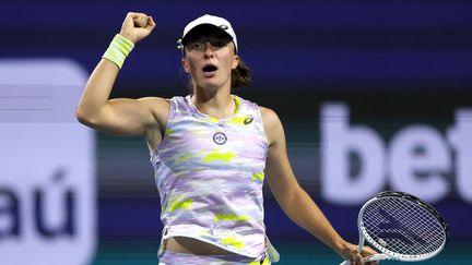 La joueuse polonaise Iga Swiatek, après sa victoire au 2e tour du tournoi de Miami vendredi 25 mars contre la Suissesse&nbsp;Viktorija Golubic. Cette victoire lui assure la place de numéro un mondiale. (MATTHEW STOCKMAN / GETTY IMAGES NORTH AMERICA via AFP)