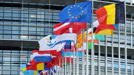 Les drapeaux devant le Parlement europ&eacute;en, &agrave; Strasbourg (Bas-Rhin), le 12 octobre 2012. (FREDERICK FLORIN / AFP)